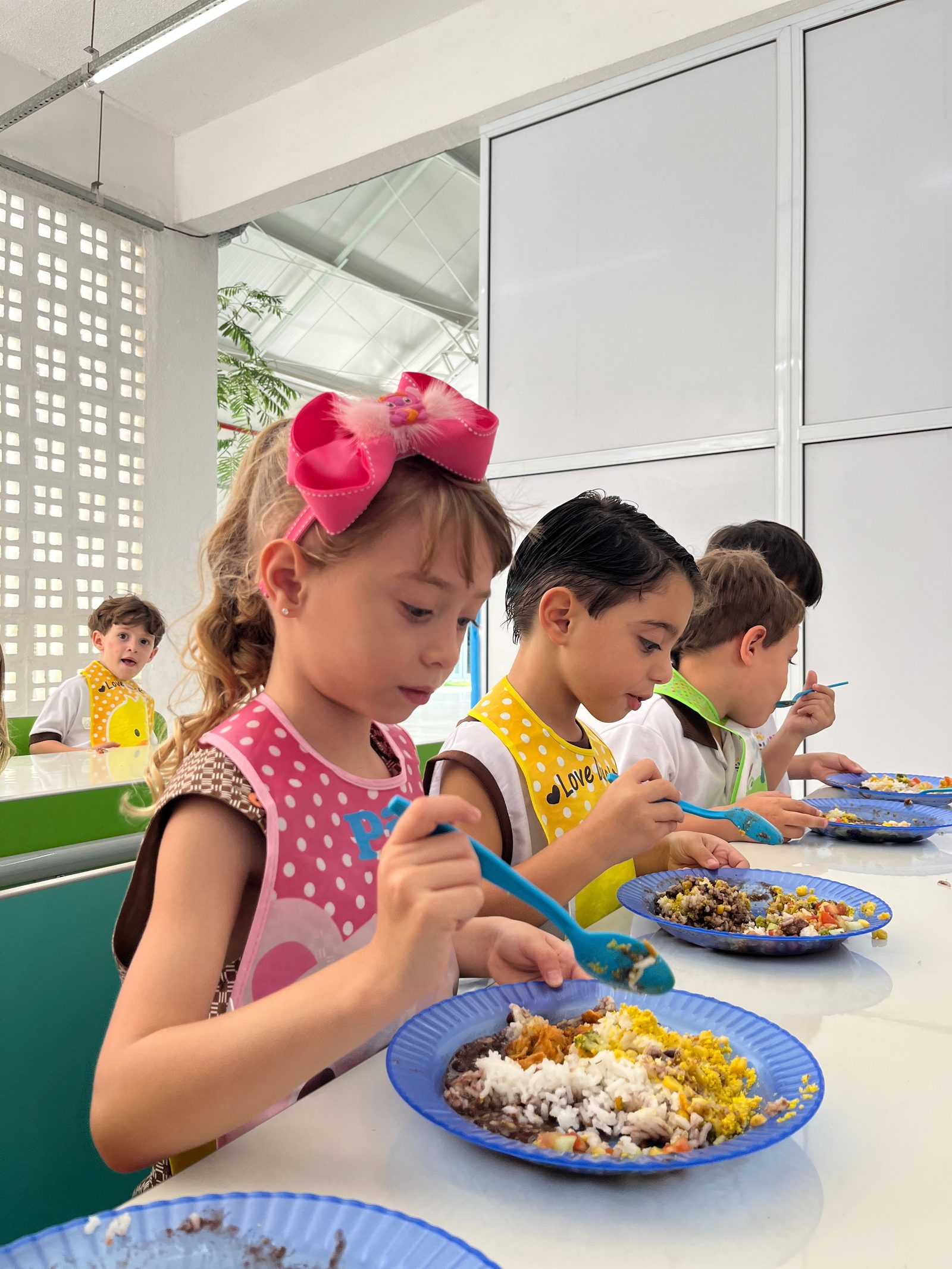 Criança desenvolvendo autonomia durante refeição na Sundays